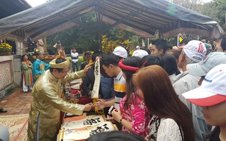 Hàng trăm người thích thú nhận chữ lấy hên trong cung cấm triều Nguyễn