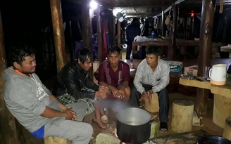 Cứu 30 người kẹt giữa đèo, còn 1 kiểm lâm viên cùng 4 người kẹt trong rừng