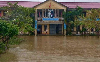 Học sinh nhiều trường vùng trũng ngập lụt vẫn chưa thể đến lớp