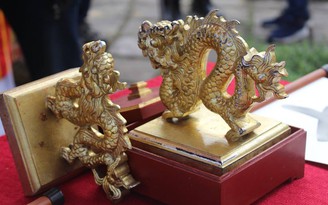 Du khách xếp hàng xin chữ tại lễ hạ nêu và khai ấn Hoàng cung Huế