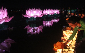 Cấm thả đèn hoa đăng gây ô nhiễm sông Hương