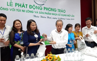 Chủ tịch tỉnh Thừa Thiên - Huế tặng chai thủy tinh, túi vải cho cán bộ, viên chức