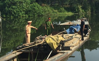 Liên tục phát hiện khai thác cát trái phép trên các lòng sông ở Huế