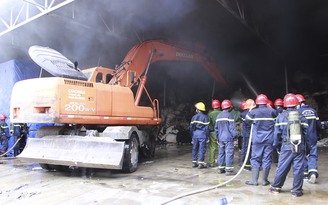 Kho nguyên liệu dệt may ở Khu công nghiệp Phú Bài bốc cháy dữ dội