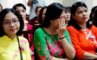 Nữ công nhân vệ sinh môi trường bật khóc khi gặp Chủ tịch tỉnh Thừa Thiên - Huế