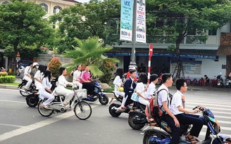 Cảnh báo tình trạng học sinh đi xe điện vi phạm luật Giao thông