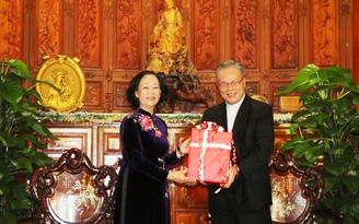 Trưởng Ban Dân vận T.Ư Trương Thị Mai chúc mừng Giáng sinh tại Huế