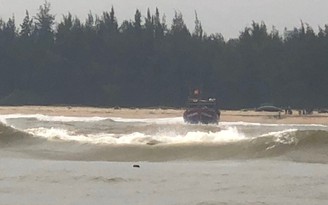 Thừa Thiên - Huế: Cứu 11 thuyền viên tàu cá gặp nạn trên biển
