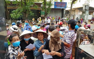 ATM gạo tại Huế 'vỡ trận' ngày đầu: Người đông, giãn cách xã hội không đảm bảo
