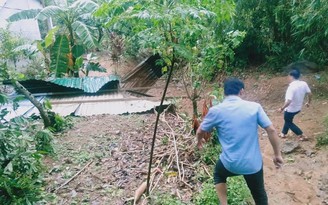 Lốc xoáy làm sập và tốc mái hàng chục nhà người dân A Lưới, Thừa Thiên - Huế