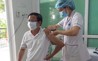 Thừa Thiên-Huế: Tiêm vắc xin phòng Covid-19 cho nhân viên y tế tuyến đầu