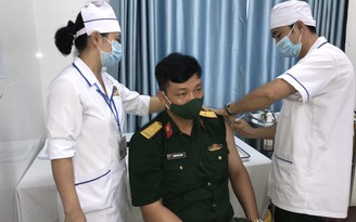 Tiêm vắc xin Covid-19 cho tuyến đầu chống dịch ở Thừa Thiên-Huế