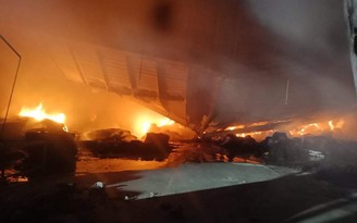 Thừa Thiên - Huế: Cháy lớn một nhà kho tại khu công nghiệp Phú Bài