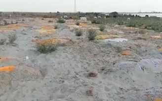 Ấn Độ phát hiện nhiều thi thể bị vùi trên bãi cát sông Hằng