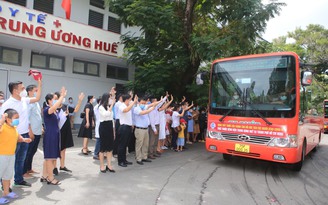 Thêm 115 y bác sĩ tình nguyện từ Huế vào TP.HCM chống dịch Covid-19