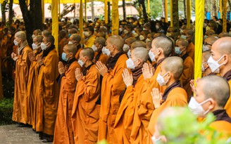 Hàng ngàn Phật tử, người dân đảnh lễ trước di thể Thiền sư Thích Nhất Hạnh