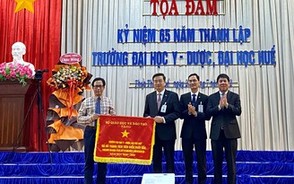 Trường ĐH Y Dược Huế nhận nhiều giải thưởng cao quý nhân 65 năm thành lập