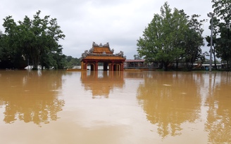 Thừa Thiên- Huế: Quốc lộ 49A đi A Lưới sạt lở; lũ trên sông Hương vượt báo động 3