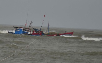 Tàu cá chìm trên biển, 1 người chết, 4 người mất tích,