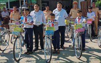 Cảnh sát giao thông trao tiền xây nhà, tặng xe đạp cho người nghèo, học sinh