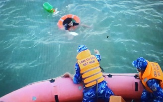 Tàu Cảnh sát biển 2011 cứu ngư dân trôi dạt trên biển