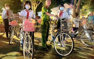 Tổ chức trung thu, trao tặng xe đạp cho học sinh khó khăn tỉnh Bà Rịa-Vũng Tàu