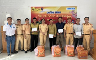 Báo Thanh Niên, CSGT Công an Bà Rịa-Vũng Tàu trao quà tết cho ngư dân