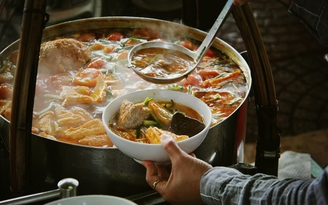Bún riêu 'sang chảnh' sát chợ Bến Thành 40 năm nghệ sĩ, Việt kiều nhớ mãi