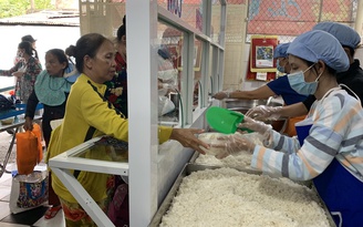 Cả ngàn người Sài Gòn ăn cơm chay miễn phí mỗi ngày bởi tình người rưng rưng