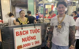 Vợ chồng ‘đeo cả trăm lượng vàng, có bao nhiêu đeo hết’ đứng bán ốc ở Sài Gòn