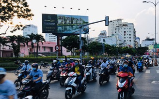 Tuần mới cách ly xã hội : Đường sá TP.HCM đông không kém ngày thường