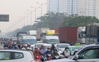 Dòng xe 'chôn chân' trên Xa lộ Hà Nội, TP.HCM ra phương án khẩn