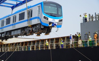 Cận cảnh 2 đoàn tàu metro mới cập cảng TP.HCM