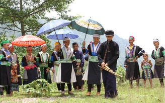 Bạn có muốn thử nhuộm răng đen giống người dân tộc Lự ngay giữa trung tâm TP.HCM?