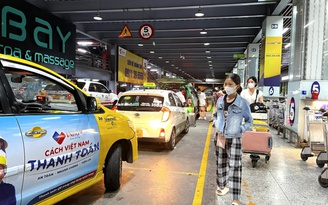 Taxi sẽ có bãi đậu tạm miễn phí để đón khách ở sân bay Tân Sơn Nhất