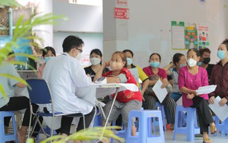 Nhiều người dân tại TP.HCM đi tiêm vắc xin Covid-19 mũi 4