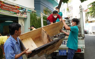 TP.HCM: Cán bộ phường Q.Phú Nhuận đến nhà người dân thu gom rác