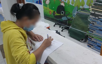 Gia đình trẻ điền phiếu yêu cầu luật sư để được hỗ trợ pháp lý