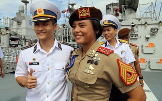 Học viên Hải quân Việt Nam thăm tàu chiến Indonesia