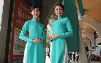 Ma nơ canh 'khủng' mặc đồng phục Vietnam Airlines ở Nhật có ý nghĩa gì?