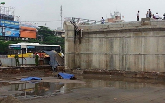 Nam thanh niên chạy xe máy rơi từ cầu vượt đang xây ở Hà Nội xuống đất