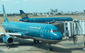 Máy bay bị xịt lốp hạ cánh an toàn: Vietnam Airlines khen thưởng tổ bay