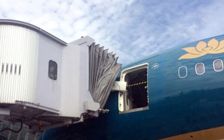Siêu máy bay Boeing 787 của Vietnam Airlines bị va quệt làm hỏng cửa