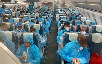 Chuyến bay đón 129 người Việt nhiễm Covid-19 từ Guinea Xích đạo đã về Nội Bài