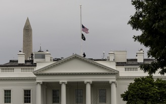 Nhà Trắng treo cờ rủ sau vụ xả súng trường học chết chóc nhất tại Texas