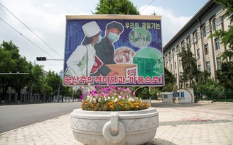 Triều Tiên đã dự trữ khẩu trang, vaccine từ Trung Quốc trước khi công bố dịch