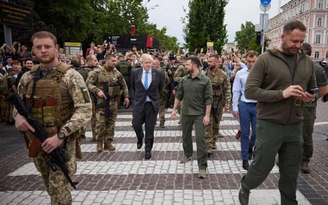 Chiến sự Ukraine ngày 134: Thủ tướng Johnson gọi Tổng thống Zelensky là 'anh hùng'