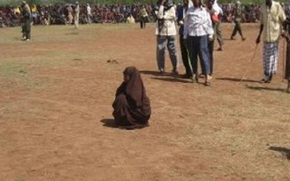 Ngoại tình, một phụ nữ bị tuyên tử hình bằng cách ném đá