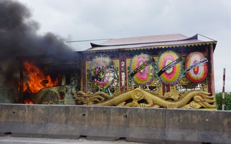 Xe tang cháy ngùn ngụt trên Quốc lộ 1A