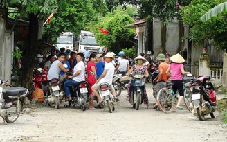 Dân chặn đường phản đối doanh nghiệp nổ mìn khai thác đá